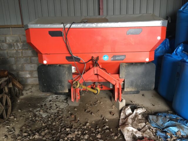 TE000088 – 2008 Kuhn Axis 40.1W Fertiliser Spreader