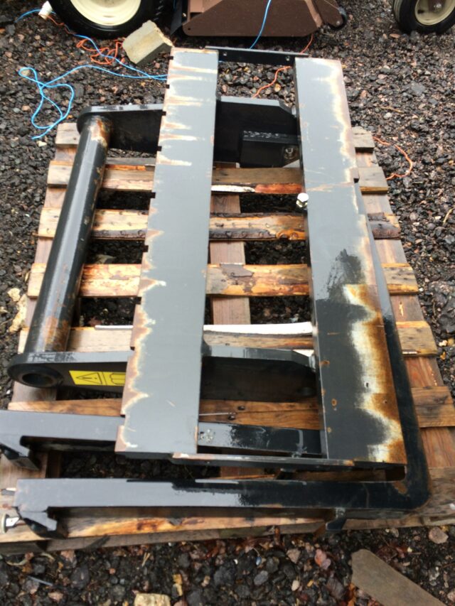 AA424427 – 2018 MF Pallet Forks & Frame