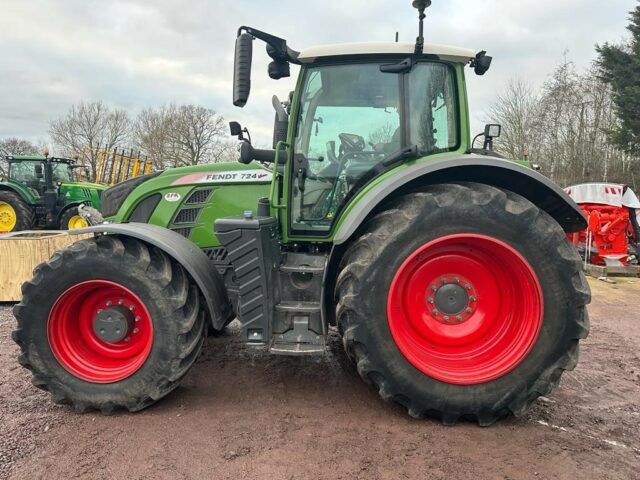 JM000074 – 2018 Fendt 724 Tractor