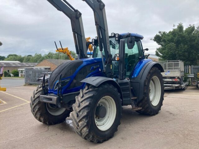 GM035703 2017 Valtra T174V 4WD Tractor & ALO Q66 Loader