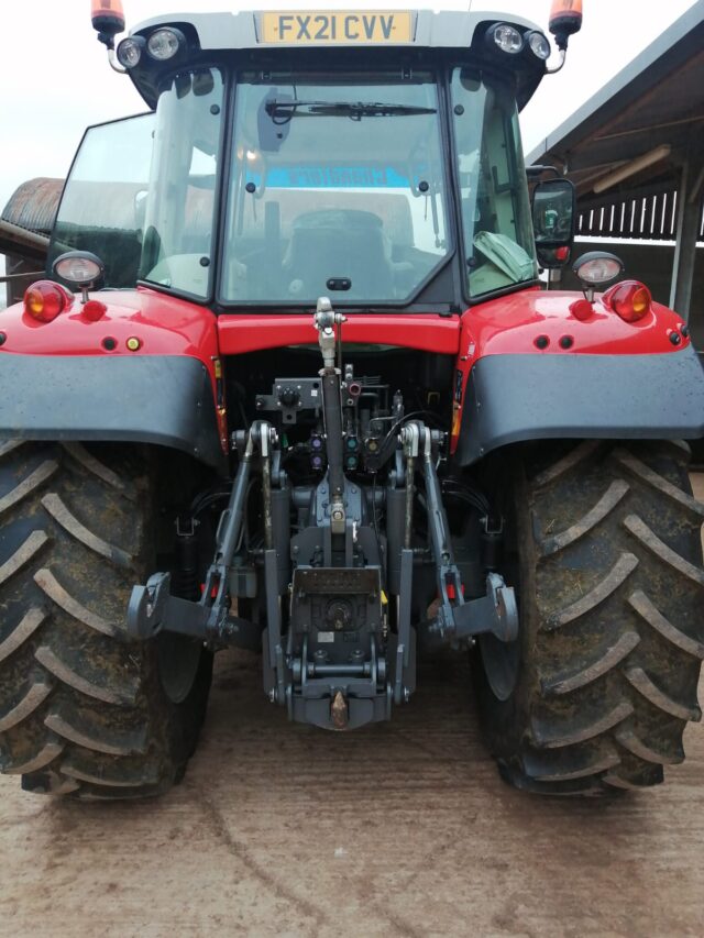 T230853A 2019 Massey Ferguson 6713S Essential Dyna 6 4WD Tractor