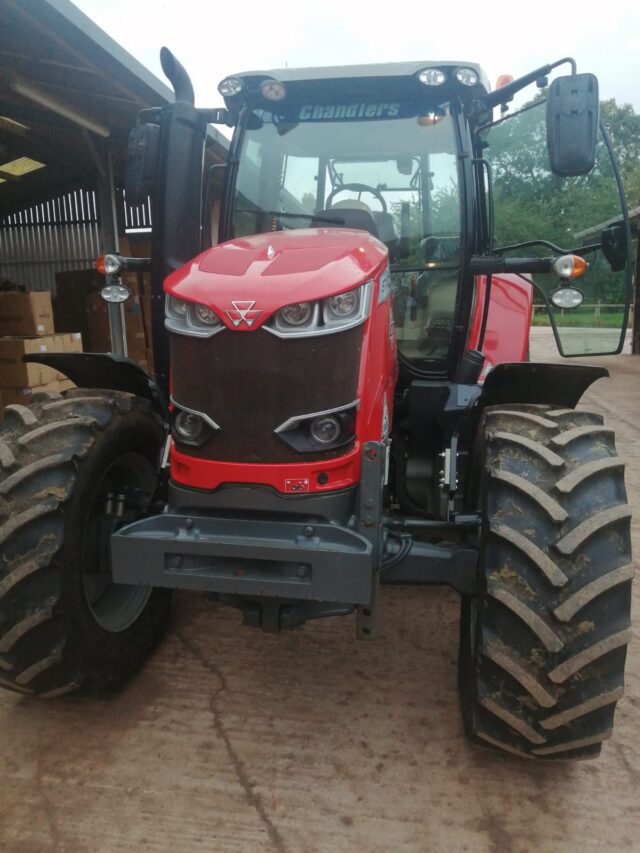 T230853A 2019 Massey Ferguson 6713S Essential Dyna 6 4WD Tractor