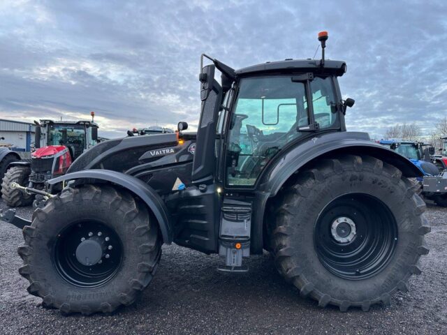 VA000235 2023 VALTRA T235D 4WD TRACTOR