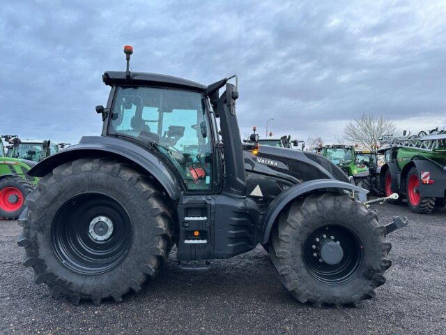 VA000235 2023 VALTRA T235D 4WD TRACTOR