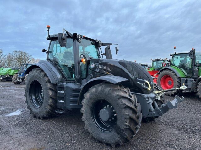 VA000235 2023 VALTRA T235D 4WD TRACTOR