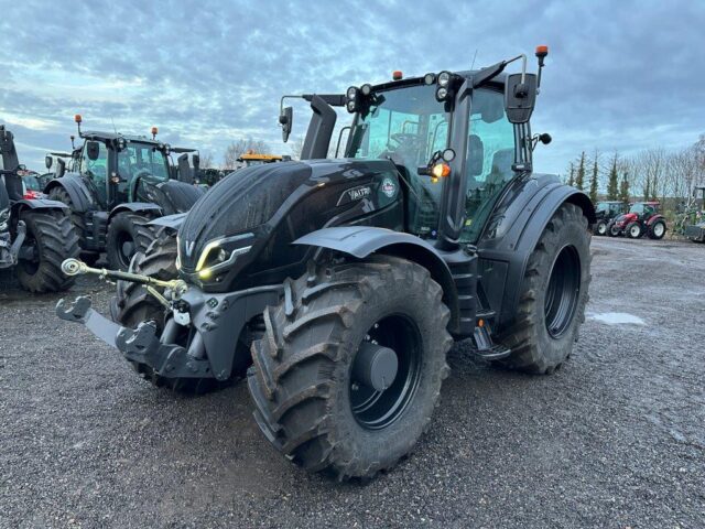 VA000235 2023 VALTRA T235D 4WD TRACTOR