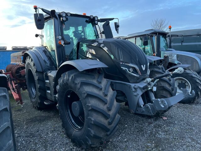 VA000115 2022 VALTRA T235D 4WD TRACTOR