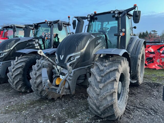 VA000115 2022 VALTRA T235D 4WD TRACTOR