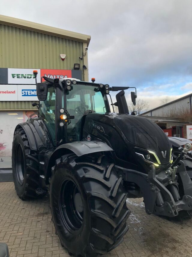 TC001358 2022 VALTRA T235V 4WD TRACTOR