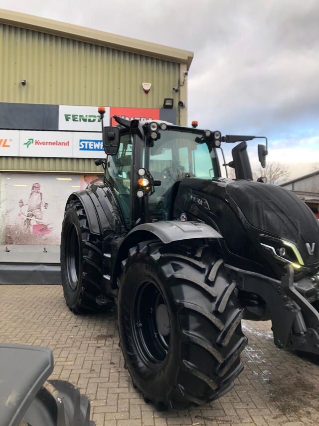 TC001358 2022 VALTRA T235V 4WD TRACTOR