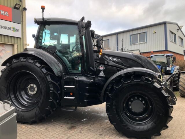 TC001358 2022 VALTRA T235V 4WD TRACTOR