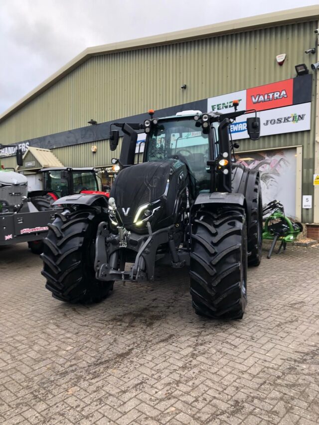 TC001358 2022 VALTRA T235V 4WD TRACTOR