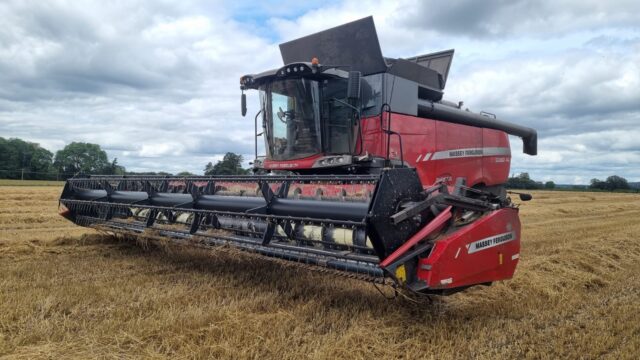 TH00423B 2015 Massey Fergusn 9380 4WD Combine