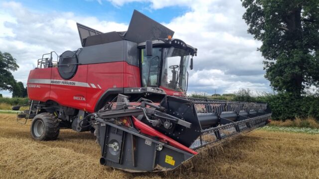 TH00423B 2015 Massey Fergusn 9380 4WD Combine