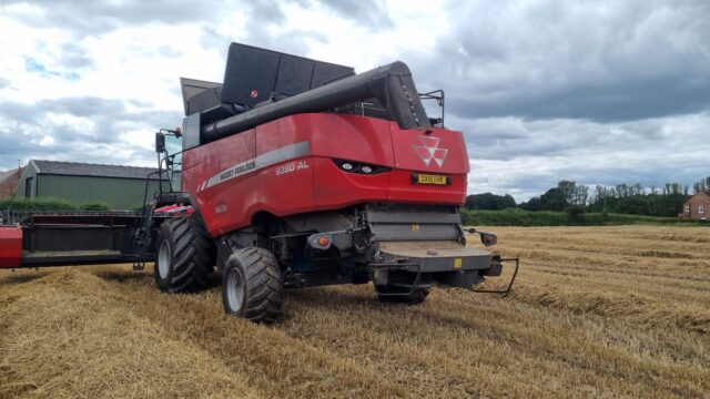 TH00423B 2015 Massey Fergusn 9380 4WD Combine