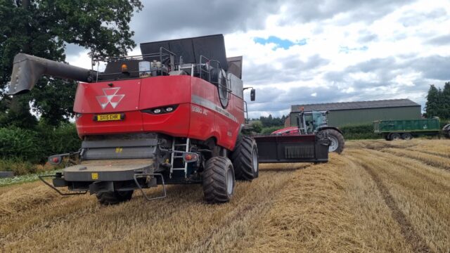 TH00423B 2015 Massey Fergusn 9380 4WD Combine