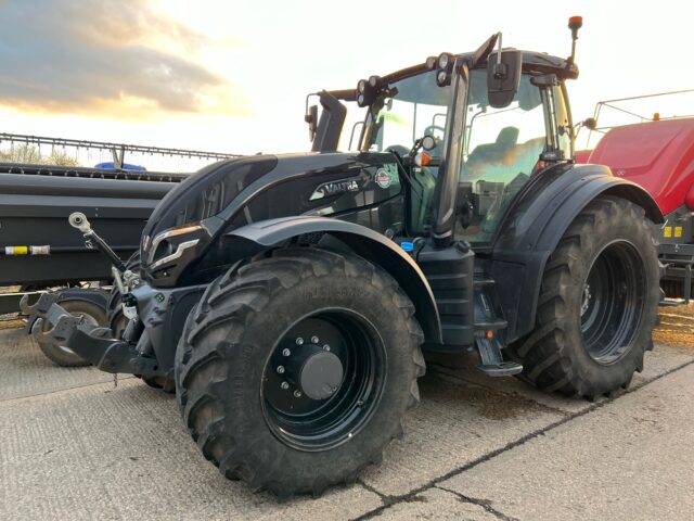 VA000227 2023 VALTRA T235D 4WD TRACTOR