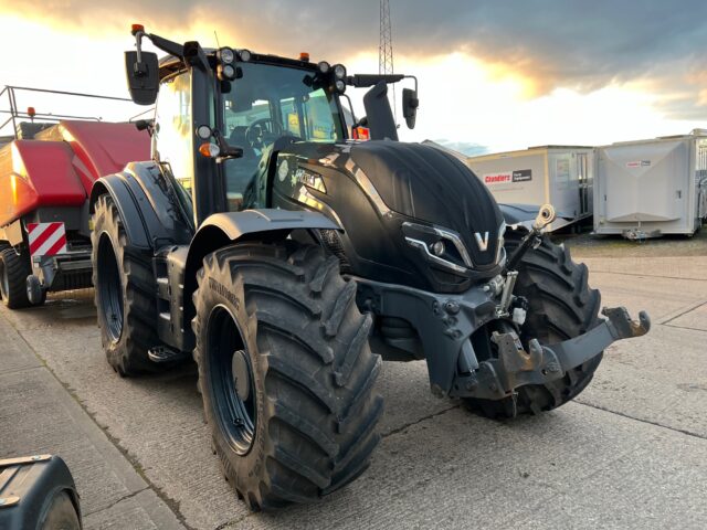 VA000227 2023 VALTRA T235D 4WD TRACTOR