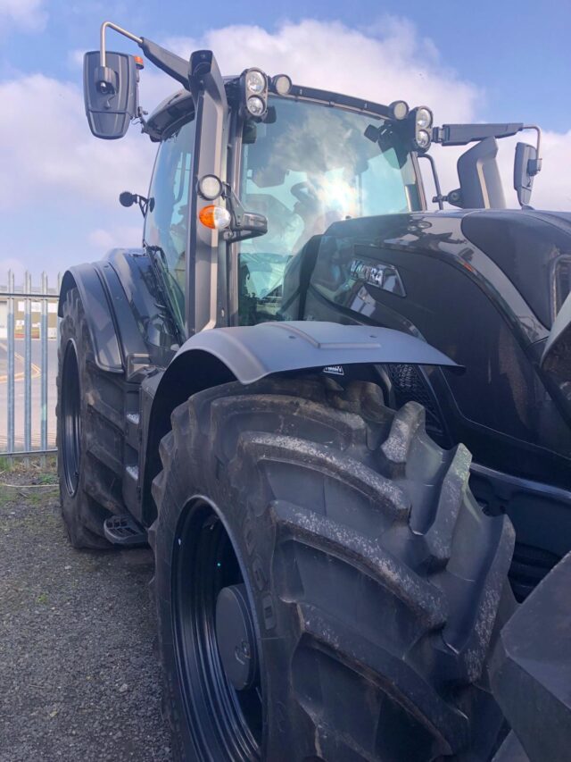 VA000228 2023 VALTRA T235D 4WD TRACTOR