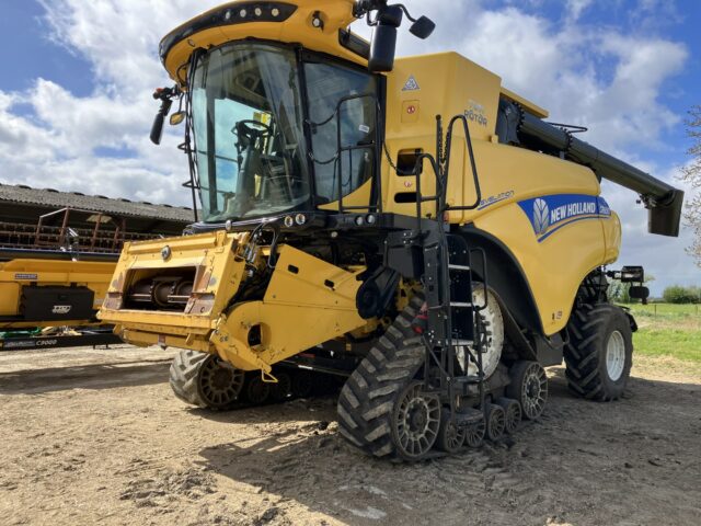 One- 2018 New Holland CR8.90 Revelation combine