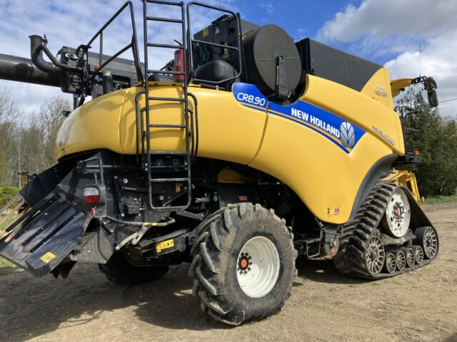 One- 2018 New Holland CR8.90 Revelation combine