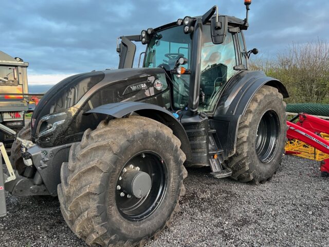 VA000236 2023 VALTRA T235D 4WD TRACTOR