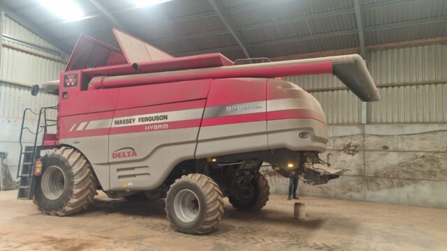 TB003018 2011 MASSEY FERGUSON 9280 COMBINE