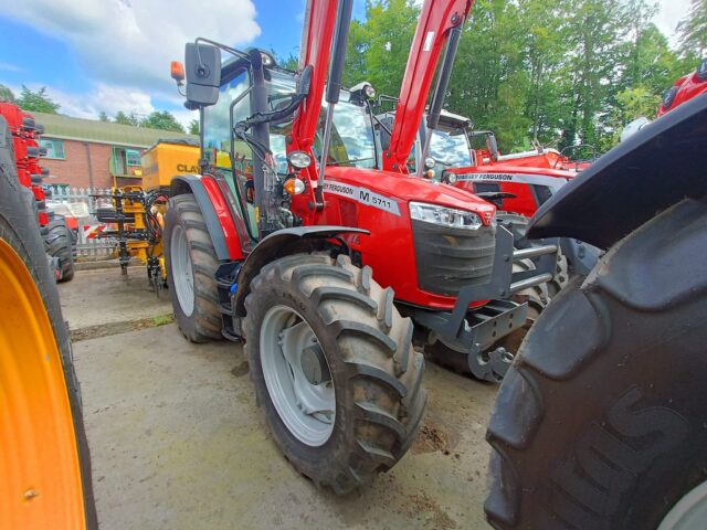 TH000658 2022 MASSEY FERGUSON 5711 4WD TRACTOR & MF3819 LOADER