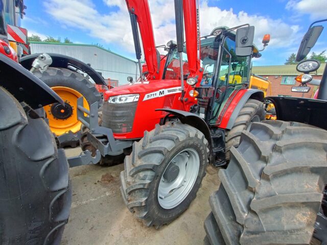 TH000658 2022 MASSEY FERGUSON 5711 4WD TRACTOR & MF3819 LOADER