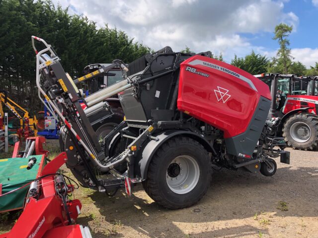 MA005307 DEMO MF RB416V PROTEC BALER