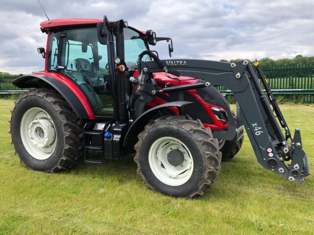 VA000142 VALTRA A135LH TRACTOR & LOADER