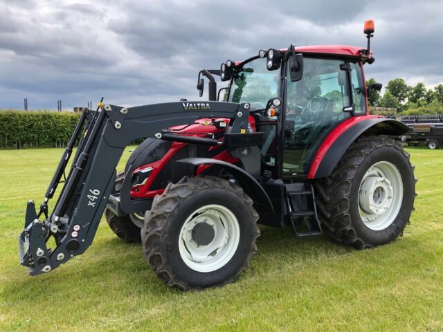 VA000142 VALTRA A135LH TRACTOR & LOADER