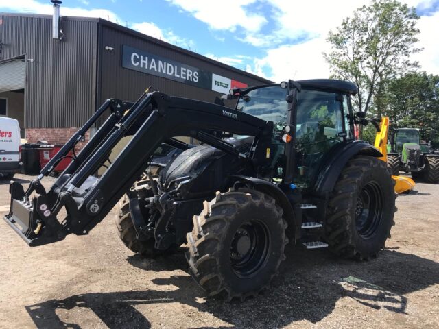 VA000168 VALTRA G135A TRACTOR & LOADER