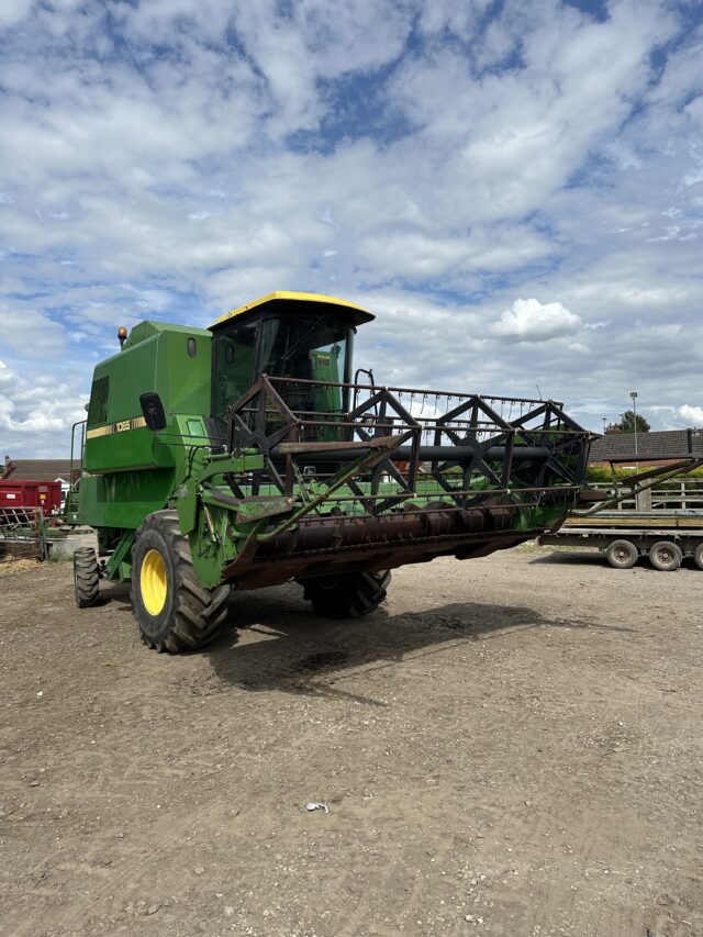 John Deere 1065 Combine