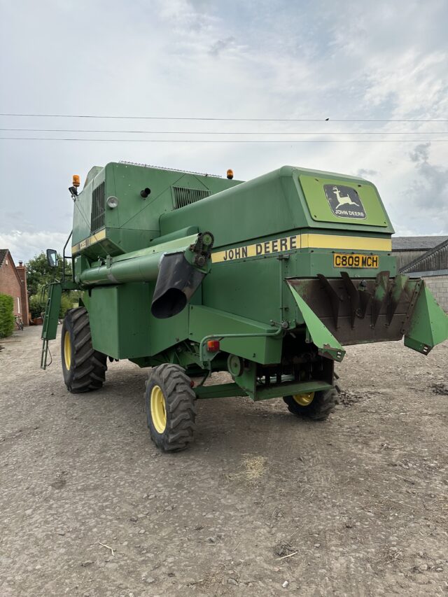 John Deere 1065 Combine