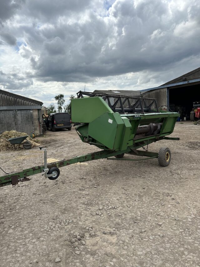 John Deere 1065 Combine