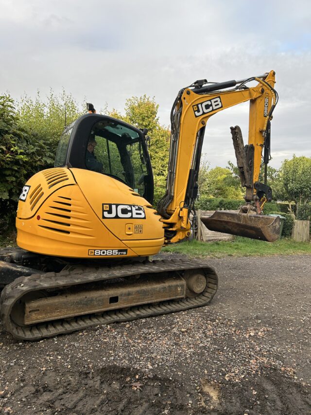 JCB 8085 excavator, low loader & buckets