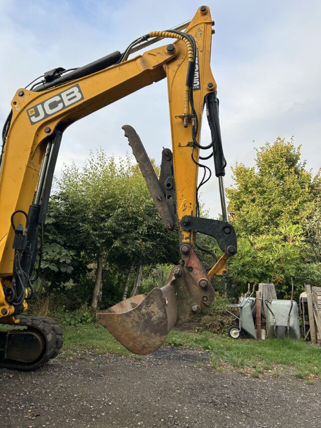 JCB 8085 excavator, low loader & buckets