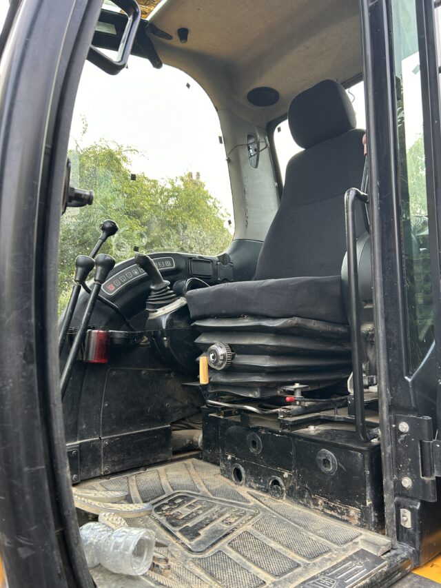 JCB 8085 excavator, low loader & buckets