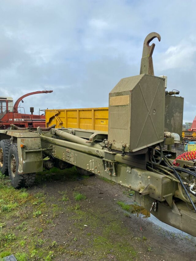 Hook loader to be taken off trailer