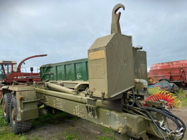 Hook loader to be taken off trailer