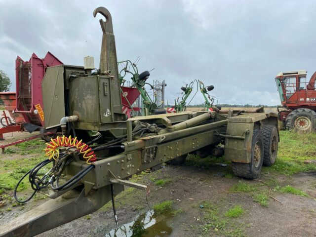 Hook loader to be taken off trailer