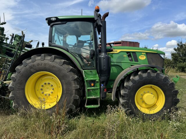 John Deere 6R 215