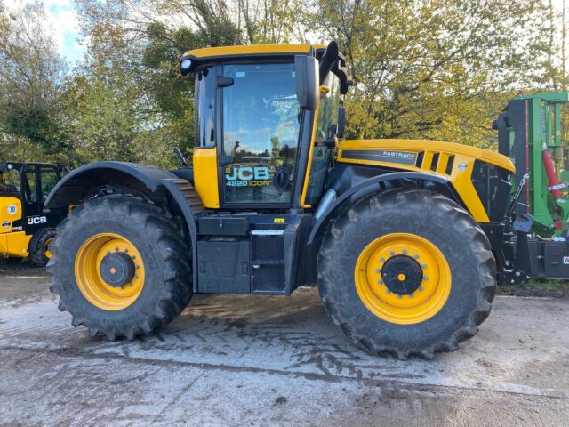 HM067790 2023 JCB 4220 FASTRAC ICON