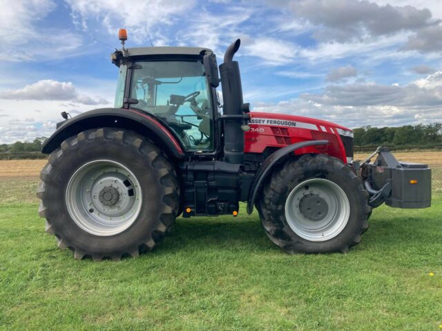 2M040865 MF8740 4WD TRACTOR