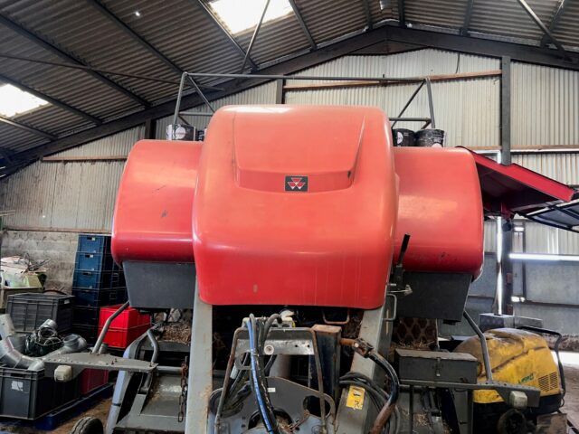 BM000460 2008 Massey Ferguson 2190 Big Square Baler