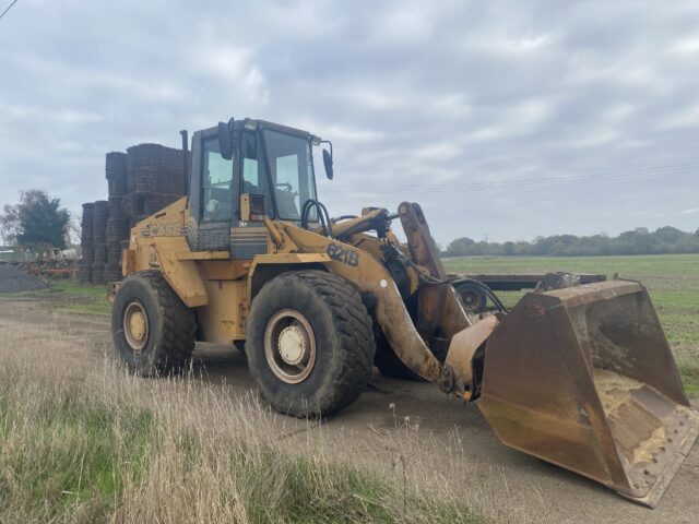 Case 621B loading shovel