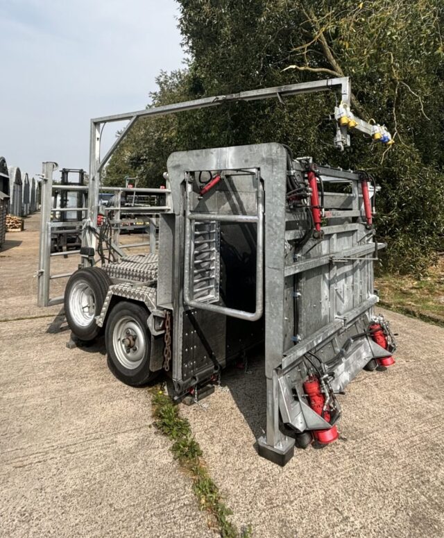 Hydraulic cattle foot trimming crush