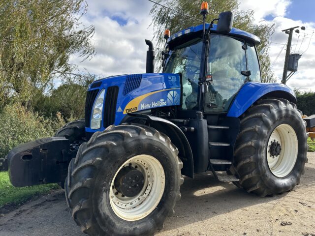 New Holland T8040