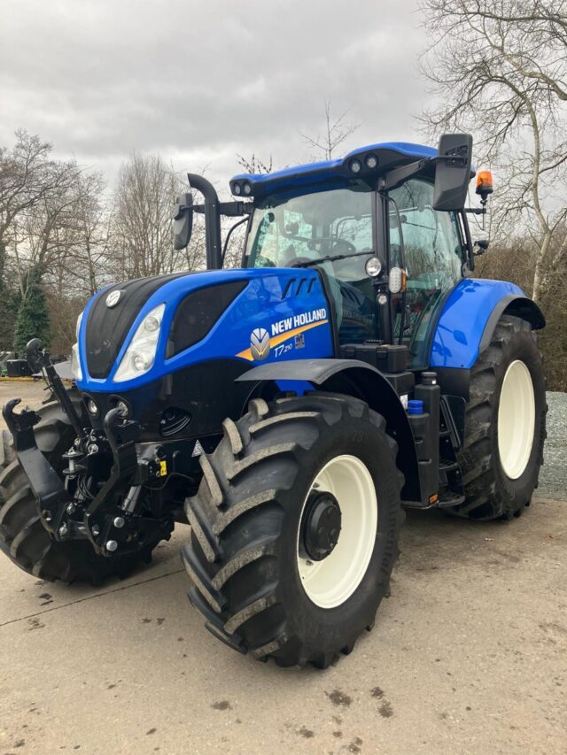 *LOW HOURS* NEW HOLLAND T7.210 POWER COMMAND